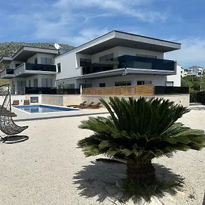 https://villa-helena-trogir.hotels-in-trogir.com